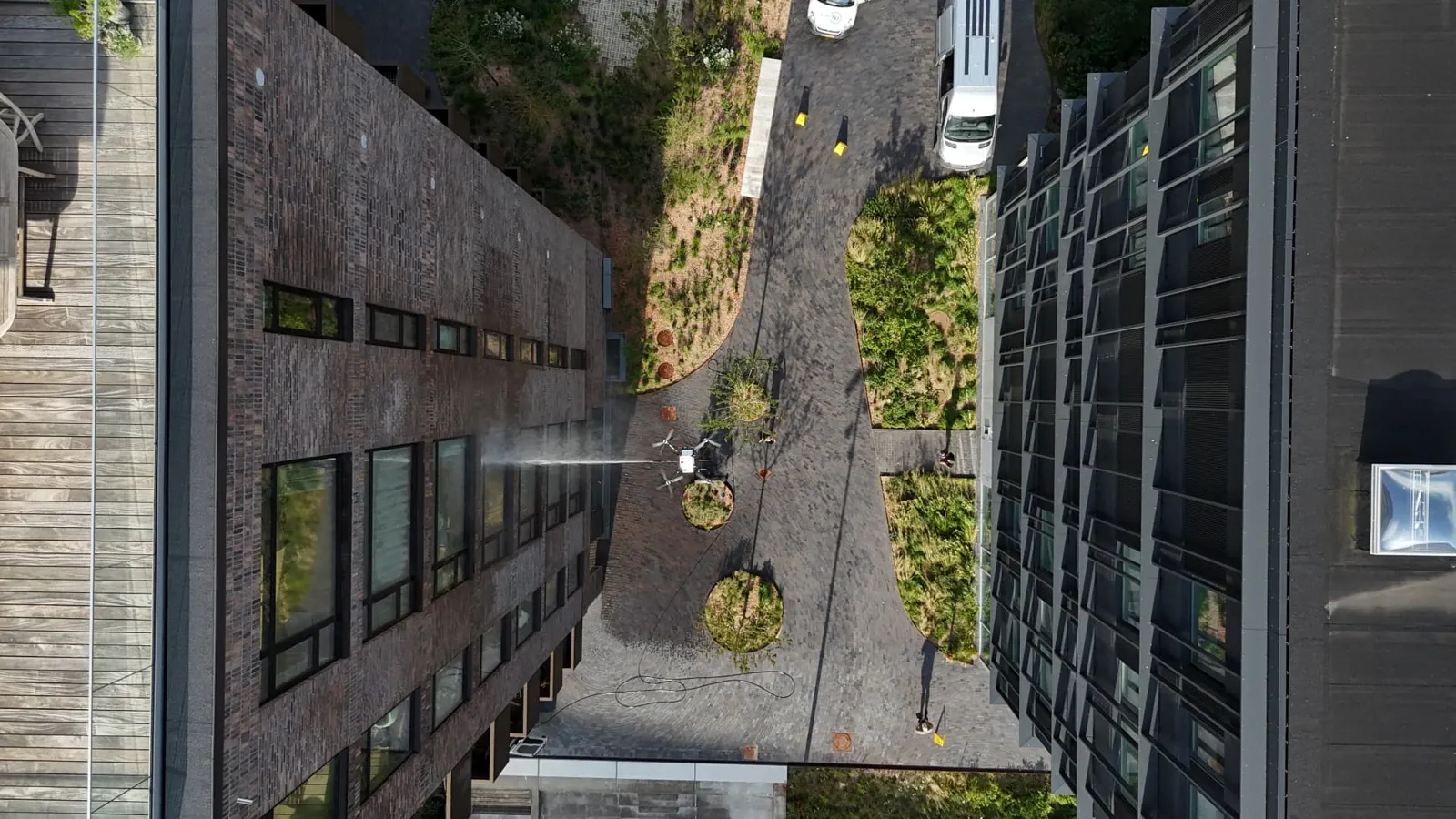 Facadevask med drone mellem bygninger set ovenfra