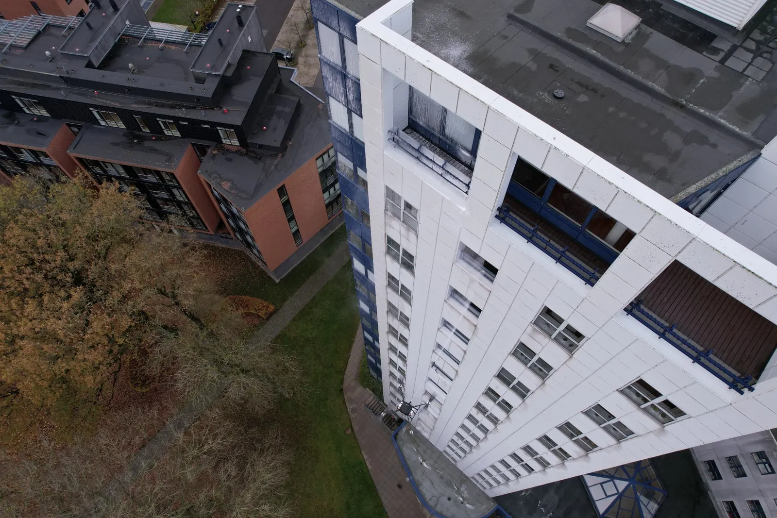 Dronefoto af en høj bygnings facade og tag